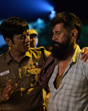 Dushara Vijayan Instagram - Have guesses on what @veeradheerasooranmovie has for you🤔 ? Catch a glimpse and enter into the world of @the_real_chiyaan's 's new action thriller 📹  #VeeraDheeraSooran

An #SUArunkumar Picture 🎬
A @gvprakash  Musical 🎼
Produced by HR Pictures , @riyashibu_

@iam__sjsuryah @surajvenjaramoodu  @dushara_vijayan @thenieswar_dop @editor_prasannagk #CSBalachandar @phoenix_prabu_action_director @winoath @tuneyjohn @kavitha_j1
@veeradheerasooranmovie  @5starsenthil @thameensshibu @thinkmusicofficial @vinhariharan @hridhuharoon @mumthaz_shibu @zachariahrony @pharsfilm @theofficialb4u @ivyentertainmentofficial @pratheeshsekhar @shkarthi @nareshdudaniofficial @mediaaltair @solamedia_starz @rubesh_24 @proyuvraaj