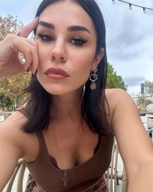 Duygu Şen Instagram - İçimsizliğimde söylemsizliklerle deviniyyorkenhajajkakajskslşsşs şaka şaka:)))) @ebruaytemur
