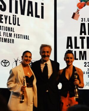 Ece Yaşar Instagram - 🥸Birazcık heyecanlanmış gibiyim.🥸

Fotoğraflar için @seribanalkis ‘a teşekkür ederim.

@adanaaltinkozaff