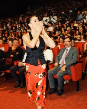 Ece Yaşar Instagram - 🥸Birazcık heyecanlanmış gibiyim.🥸

Fotoğraflar için @seribanalkis ‘a teşekkür ederim.

@adanaaltinkozaff