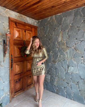 Eileen Abad Instagram - Un 🥂Por el 1er viernes 2025, con el outfit brillante full body por el que tanto me han escrito , con el que te deseo un año luminoso , llenito de Fe en el único todopoderoso y misericordioso, en el que pongo mi mayor intención y estoy segura que coincide con la tuya 🇻🇪 🙌
