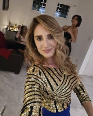 Eileen Abad Instagram - Que el 2025 nos conceda la gran bendición que millones deseamos 🙏🏻un elogio a la esperanza que se renueva cada 365 días. 

Un gran 💋de "Feliz año “🌎🥂🎇 🤩