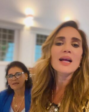 Eileen Abad Instagram - Que el 2025 nos conceda la gran bendición que millones deseamos 🙏🏻un elogio a la esperanza que se renueva cada 365 días. 

Un gran 💋de "Feliz año “🌎🥂🎇 🤩