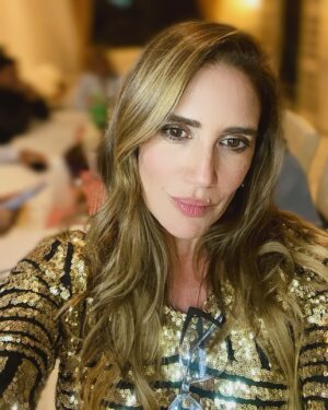 Eileen Abad Instagram - Que el 2025 nos conceda la gran bendición que millones deseamos 🙏🏻un elogio a la esperanza que se renueva cada 365 días. 

Un gran 💋de "Feliz año “🌎🥂🎇 🤩