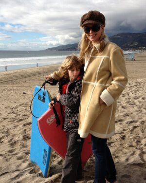 Eileen Davidson Van Patten Instagram - Whoa! Scrolling through some old photos! I miss these days! Sand sledding and ice skating days.
😥🎄💋