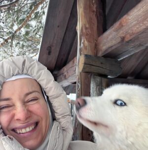 Ekaterina Guseva Instagram - Приехали в гости к якутским лайкам! ! Счастливые, любимые псы ! Их хозяева, Женя и Гена, создали идеальные условия для своих обожаемых питомцев, которых уже 27!  Знакомьтесь  @sibodyssey #ЖивиПоМечте