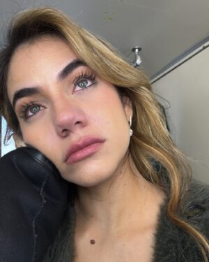 Ela Velden Instagram - Me encanta hacer un recap del año, pero este diciembre merece su propio espacio. Ha sido un mes que me ha desbordado: el cansancio, las preocupaciones y las distancias me pusieron a prueba de formas que jamás imaginé. A pesar de todo, aquí estoy, vulnerable y real, agradecida por lo vivido, por cada lección, por el trabajo que me inspira, por reconectar con mi amor propio y por las nuevas almas que han llegado para llenar mi vida de amor. Gracias por estar, por sumar, por quedarse.
