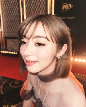 Elaiza Ikeda Instagram - 発表！今年 #イチバン聴いた歌 ミュージックアワード2024
素晴らしいパフォーマンスを側で浴びる贅沢な体験と共に
年の瀬も感じられてとても楽しかったです。
4時間の生放送を共に盛り上げてくださったお客様も本当にありがとうございました！

緊張の反動でバックヤードではゆるっとしてました。