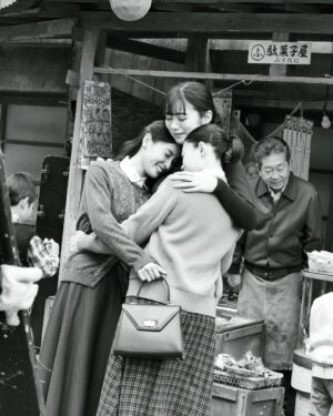 Elaiza Ikeda Instagram - 日曜劇場『海に眠るダイヤモンド』
最終話まで愛してくださった皆様、
本当にありがとうございました。

まだ観ていない方は
この先は読まない方がいいかも🌷

最終話までの台本が手元に揃った時から、
リナの十字架は私に重くのしかかり
罪深さとやるせなさで
割れない泡の中に閉じ込められているような…
そんな気持ちでいました。

だけど私の周りには
いつも苦しさを半分こしてくれる監督や現場のチーム、
俳優部のみんながいて…
改めて、誰かと生きていく。
ということの素晴らしさを感じました。
1人で立派にならなくていいんだよ〜
って10年前の私に教えてあげたい。

なんでもあるけど、
なにか。とても大切だったものを
置いてけぼりにしてしまいがちなこの時代を
大切な人たちと丁寧に歩んでいきたいです。

改めて、この作品にたくさんの愛と関心を寄せてくださった皆様
ありがとうございました！

#海に眠るダイヤモンド