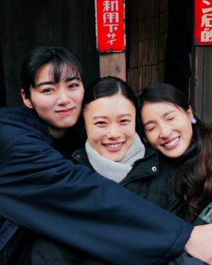 Elaiza Ikeda Instagram - 日曜劇場『海に眠るダイヤモンド』
最終話まで愛してくださった皆様、
本当にありがとうございました。

まだ観ていない方は
この先は読まない方がいいかも🌷

最終話までの台本が手元に揃った時から、
リナの十字架は私に重くのしかかり
罪深さとやるせなさで
割れない泡の中に閉じ込められているような…
そんな気持ちでいました。

だけど私の周りには
いつも苦しさを半分こしてくれる監督や現場のチーム、
俳優部のみんながいて…
改めて、誰かと生きていく。
ということの素晴らしさを感じました。
1人で立派にならなくていいんだよ〜
って10年前の私に教えてあげたい。

なんでもあるけど、
なにか。とても大切だったものを
置いてけぼりにしてしまいがちなこの時代を
大切な人たちと丁寧に歩んでいきたいです。

改めて、この作品にたくさんの愛と関心を寄せてくださった皆様
ありがとうございました！

#海に眠るダイヤモンド