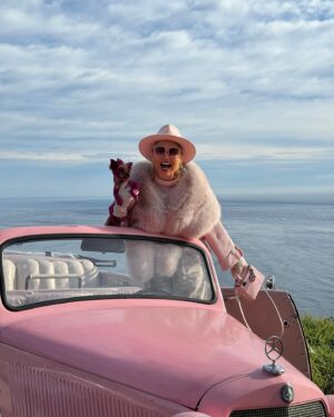 Elena Lenina Instagram - Как же я люблю все розовое! @retrocarrentals #monaco #montecarlo #retrocars @lenaleninaofficial