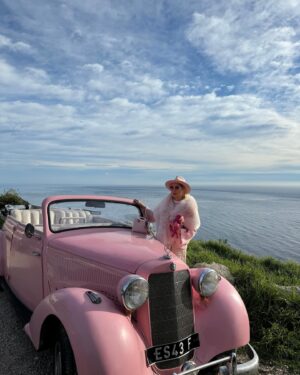 Elena Lenina Instagram - Как же я люблю все розовое! @retrocarrentals #monaco #montecarlo #retrocars @lenaleninaofficial