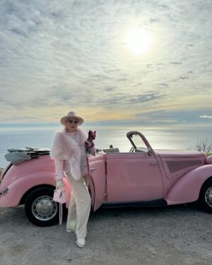 Elena Lenina Instagram - Как же я люблю все розовое! @retrocarrentals #monaco #montecarlo #retrocars @lenaleninaofficial