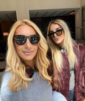 Elena Tsavalia Instagram - Χρόνια πολλαααααά…με το αγαπημένο σου τραγούδι!🎼
Να είσαι πάντα χαρούμενη κι ευτυχισμένη Βένια μου! 🎉
Love you ❤️

#wishes #nameday #together #happytogether