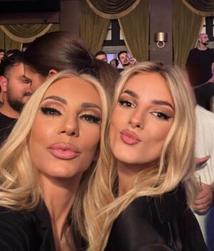 Elena Tsavalia Instagram - Χρόνια πολλαααααά…με το αγαπημένο σου τραγούδι!🎼
Να είσαι πάντα χαρούμενη κι ευτυχισμένη Βένια μου! 🎉
Love you ❤️

#wishes #nameday #together #happytogether