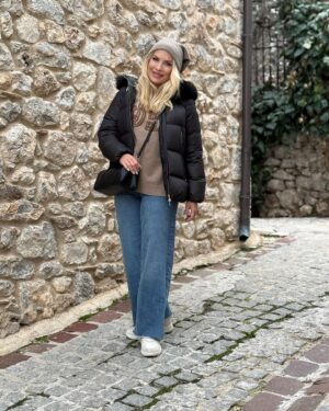 Eleni Menegaki Instagram - Λίγο πριν αρχίσουν και πάλι τα σχολεία μια τελευταία εκδρομή στα χιόνια , στην Αραχωβα! #eleni