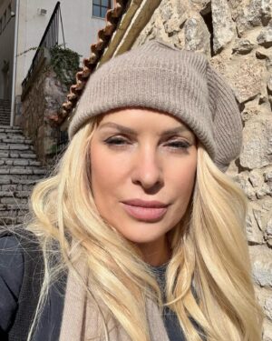 Eleni Menegaki Instagram - Λίγο πριν αρχίσουν και πάλι τα σχολεία μια τελευταία εκδρομή στα χιόνια , στην Αραχωβα! #eleni