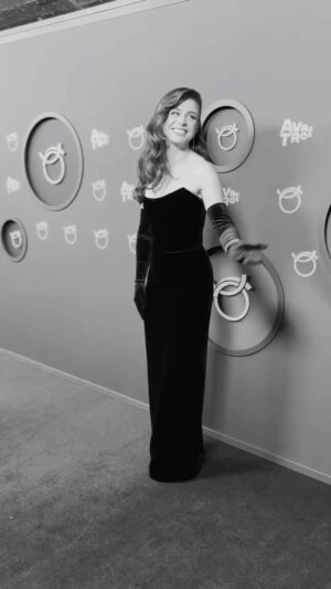 Elise Schaap Instagram - It takes a village… maar dan hebbie ook wat 🖤  Dank Glam Squad voor het optuigen voor het Gouden Televizier-Ring Gala 💫
Hair: @hesterwernert 
Make-up: @fabiennejans 
Styling: @claudia__engels 

Special thanks: @royalcosterdiamonds 
@cest_jeanne 
@nhowamsterdamrai