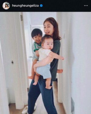Eliza Sam Instagram - Swipe to see time fly by🥹
#merrychristmas to you and your fam♥️✨