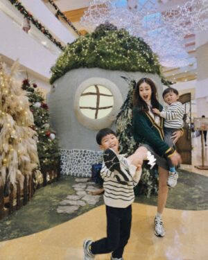 Eliza Sam Instagram - Swipe to see time fly by🥹
#merrychristmas to you and your fam♥️✨