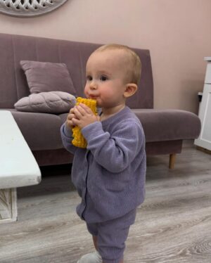 Elizaveta Gyrdymova Instagram - Моему сынишке исполнился один годик! Он - мой любимый песочный краб, постельный клоп, новогодний гном, Петунья, Петрушка, медвежонок, тигренок, малышарик и просто самый нежный и улыбчивый мальчик на свете.
С днём рождения, Петенька❤️
