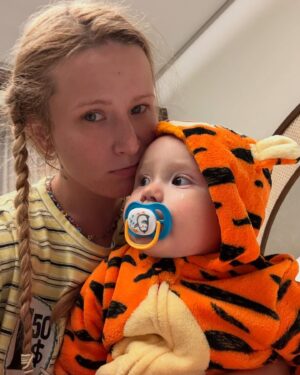 Elizaveta Gyrdymova Instagram - Моему сынишке исполнился один годик! Он - мой любимый песочный краб, постельный клоп, новогодний гном, Петунья, Петрушка, медвежонок, тигренок, малышарик и просто самый нежный и улыбчивый мальчик на свете.
С днём рождения, Петенька❤️