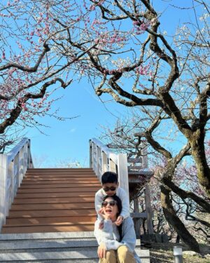 Ella Chen Jia Hua Instagram - .
2024年的
最。後。一。天

回顧今年真的是意料之外的豐盛
年初一家人想去滑雪
結果沒租到配備
只能一旁玩雪🤣
四月發行個人第二專
到處飛行、演出
陪孩子參加夏令營
跟山友還有先生一起了爬富士山
圓了走朝聖之路的心願
7天徒步100公里（中間有偷坐車😅）
親眼看到了聖家堂
走進米拉之家和巴特羅之家
在巴黎住了10天
還臨時加行程去了諾曼第小鎮和聖米歇爾山
休息一下
回到工作，參加了一些音樂節目的錄製
認識了可愛有趣的人
而且因為工作再次去參觀兵馬俑
上一次是十幾年前跟爸爸
這次身旁的他是勁寶他爸
歲月啊～～～

這一年
感謝陪我走過每一步的人和我遇見的人
謝謝你們的出現
充實了我的2024
新的一年，不知道會有什麼樣的遇見
期許自己都可以打開心好好的去感受和體驗
更重要的是照顧好自己的身體
帶著感謝的心過每一天
經歷有趣的事情 遇見難忘的人

最後跟大家分享
帶領我們登峰的嚮導
在神社前跟我們分享
他母親每次參拜時告訴他的一句話：
Always appreciate before you pray

祝福大家 新年快樂 平安常樂