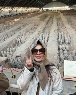 Ella Chen Jia Hua Instagram - .
2024年的
最。後。一。天

回顧今年真的是意料之外的豐盛
年初一家人想去滑雪
結果沒租到配備
只能一旁玩雪🤣
四月發行個人第二專
到處飛行、演出
陪孩子參加夏令營
跟山友還有先生一起了爬富士山
圓了走朝聖之路的心願
7天徒步100公里（中間有偷坐車😅）
親眼看到了聖家堂
走進米拉之家和巴特羅之家
在巴黎住了10天
還臨時加行程去了諾曼第小鎮和聖米歇爾山
休息一下
回到工作，參加了一些音樂節目的錄製
認識了可愛有趣的人
而且因為工作再次去參觀兵馬俑
上一次是十幾年前跟爸爸
這次身旁的他是勁寶他爸
歲月啊～～～

這一年
感謝陪我走過每一步的人和我遇見的人
謝謝你們的出現
充實了我的2024
新的一年，不知道會有什麼樣的遇見
期許自己都可以打開心好好的去感受和體驗
更重要的是照顧好自己的身體
帶著感謝的心過每一天
經歷有趣的事情 遇見難忘的人

最後跟大家分享
帶領我們登峰的嚮導
在神社前跟我們分享
他母親每次參拜時告訴他的一句話：
Always appreciate before you pray

祝福大家 新年快樂 平安常樂