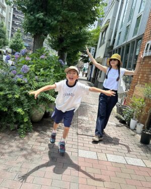 Ella Chen Jia Hua Instagram - .
2024年的
最。後。一。天

回顧今年真的是意料之外的豐盛
年初一家人想去滑雪
結果沒租到配備
只能一旁玩雪🤣
四月發行個人第二專
到處飛行、演出
陪孩子參加夏令營
跟山友還有先生一起了爬富士山
圓了走朝聖之路的心願
7天徒步100公里（中間有偷坐車😅）
親眼看到了聖家堂
走進米拉之家和巴特羅之家
在巴黎住了10天
還臨時加行程去了諾曼第小鎮和聖米歇爾山
休息一下
回到工作，參加了一些音樂節目的錄製
認識了可愛有趣的人
而且因為工作再次去參觀兵馬俑
上一次是十幾年前跟爸爸
這次身旁的他是勁寶他爸
歲月啊～～～

這一年
感謝陪我走過每一步的人和我遇見的人
謝謝你們的出現
充實了我的2024
新的一年，不知道會有什麼樣的遇見
期許自己都可以打開心好好的去感受和體驗
更重要的是照顧好自己的身體
帶著感謝的心過每一天
經歷有趣的事情 遇見難忘的人

最後跟大家分享
帶領我們登峰的嚮導
在神社前跟我們分享
他母親每次參拜時告訴他的一句話：
Always appreciate before you pray

祝福大家 新年快樂 平安常樂