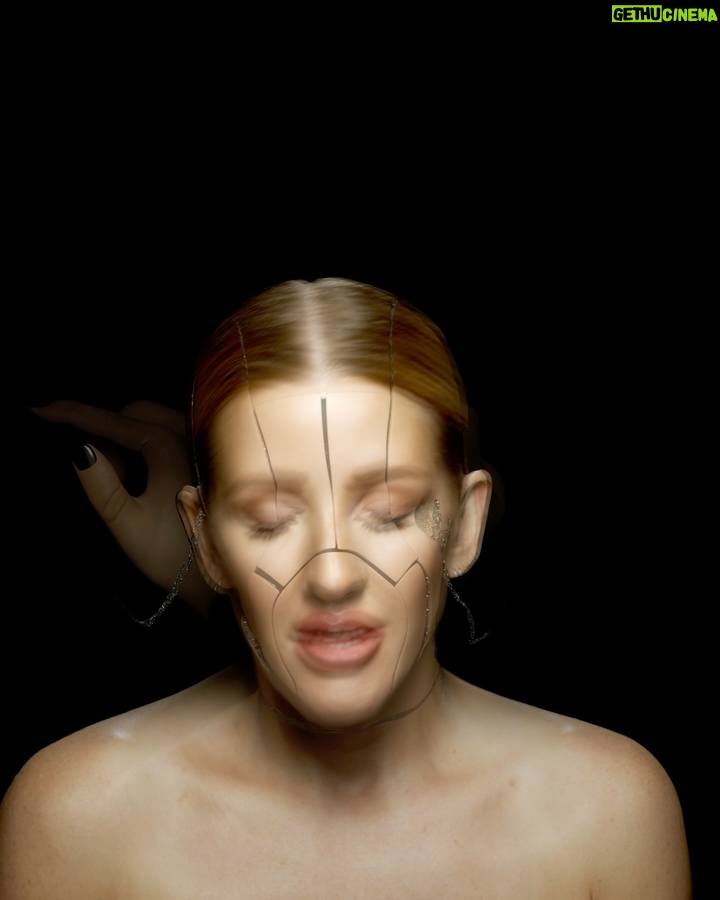 Ellie Goulding - 251.9K Likes - HYPNOTIZED @elliegoulding
Out Now
Visual by @tobiasgremmler