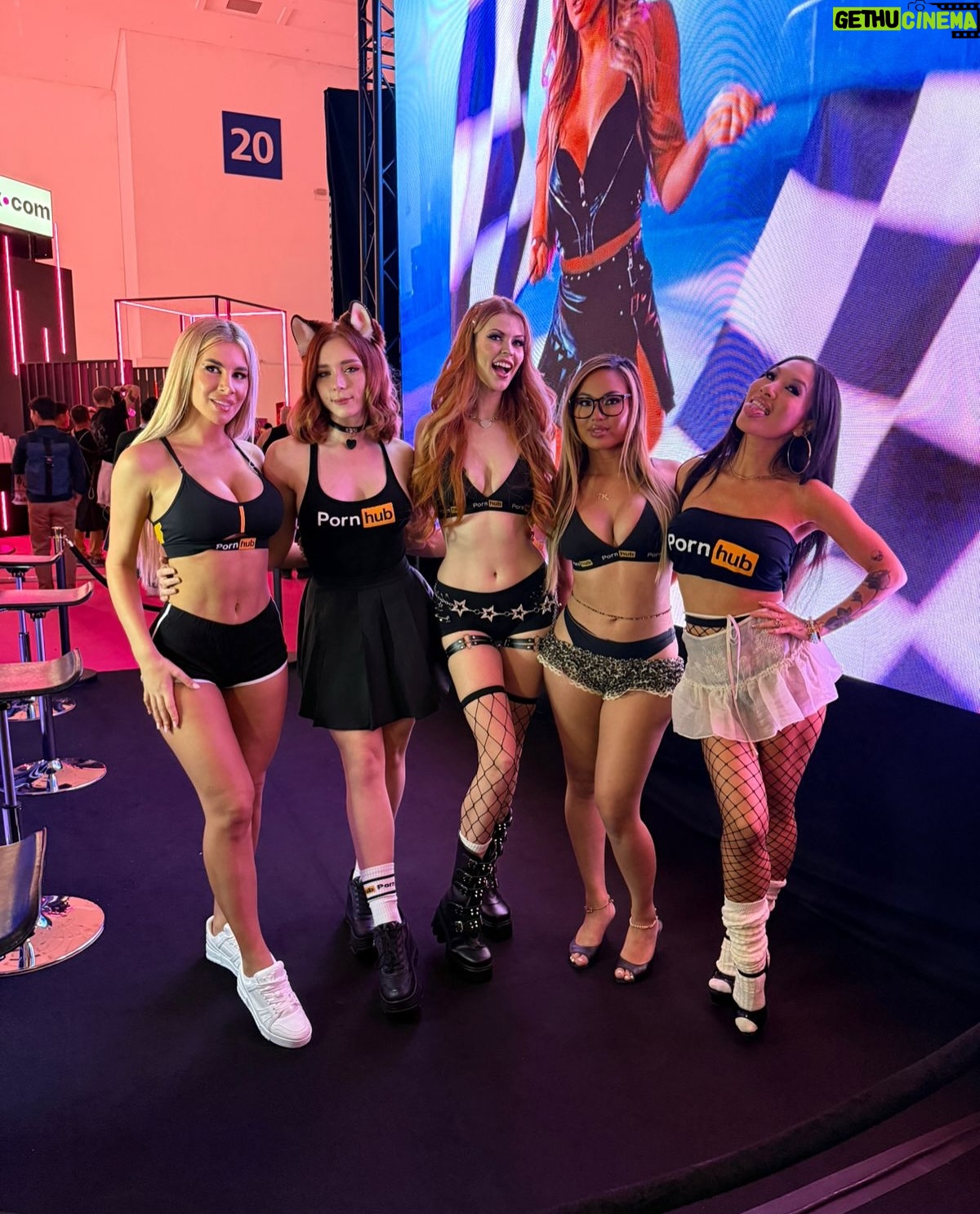 Elly Clutch - 19.5K Likes - THANK YOU, VENUS BERLIN. 🖤🧡
I am the luckiest girl in the universe. I am so grateful for the friendships I have created and nurtured through this career; I am constantly in awe of those around me and I can’t believe I finally found where I belong. :’) You’re a breath of fresh air for a girl like me!!!!!!