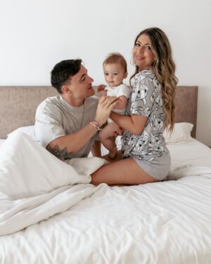 Elsa Dasc Instagram - 2025 .. 💞
Cette année sera spéciale 
Tu m’appelleras Maman
Tu feras tes premiers pas
Tu me serreras fort contre toi 
Tes premiers bisous 
… 
J’ai si hâte mais pas trop non plus 
Cette année je vais dire aurevoir à mon bébé, et voir un petit garçon devenir grand 

Je t’aime mon amour 🐰