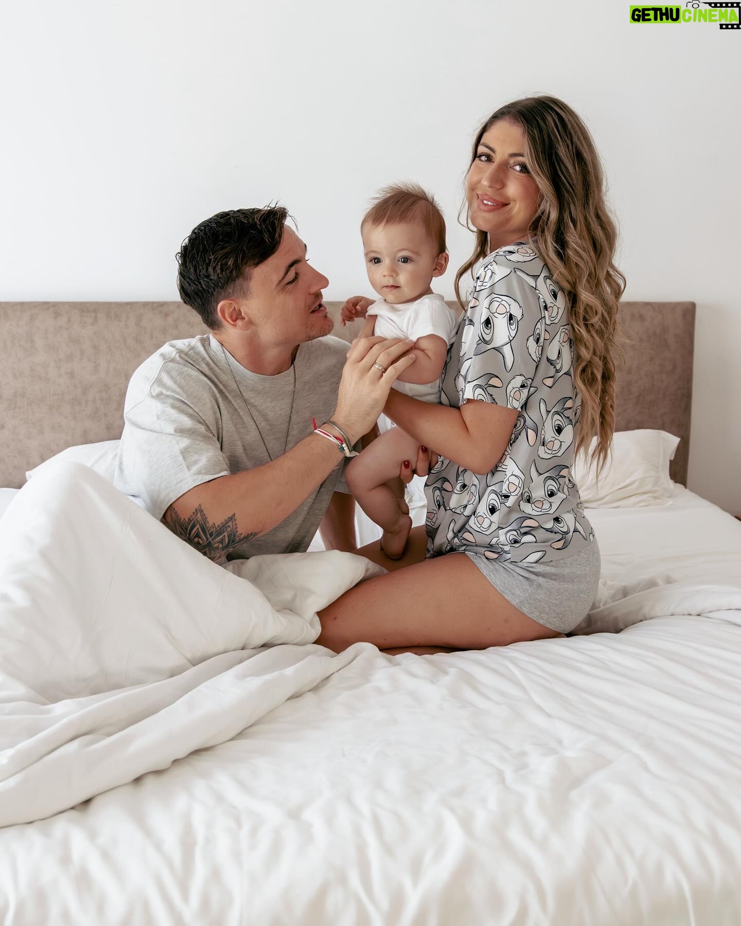 Elsa Dasc - 40.5K Likes - 2025 .. 💞
Cette année sera spéciale
Tu m’appelleras Maman
Tu feras tes premiers pas
Tu me serreras fort contre toi
Tes premiers bisous
…
J’ai si hâte mais pas trop non plus
Cette année je vais dire aurevoir à mon bébé, et voir un petit garçon devenir grand
Je t’aime mon amour 🐰