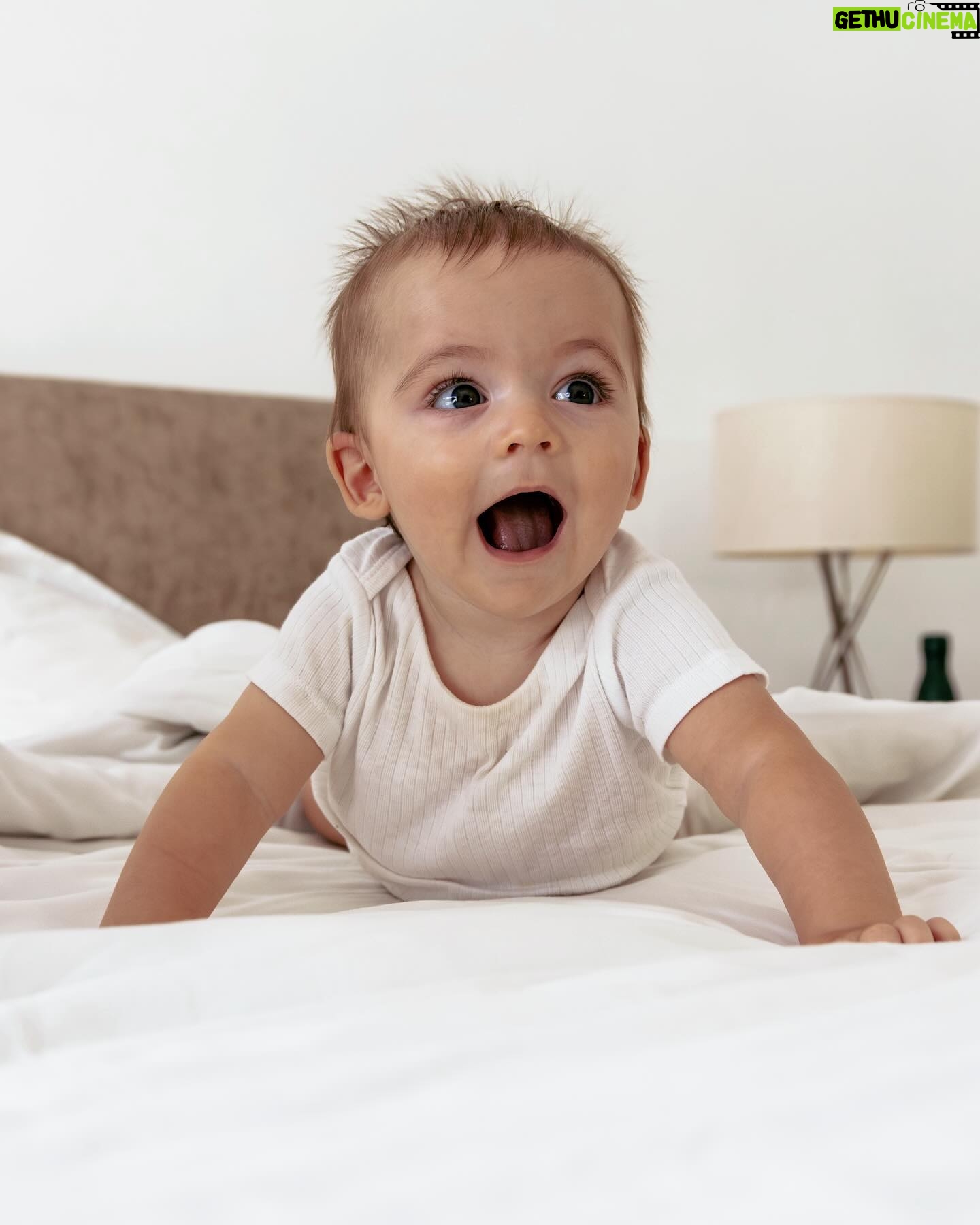 Elsa Dasc - 40.5K Likes - 2025 .. 💞
Cette année sera spéciale
Tu m’appelleras Maman
Tu feras tes premiers pas
Tu me serreras fort contre toi
Tes premiers bisous
…
J’ai si hâte mais pas trop non plus
Cette année je vais dire aurevoir à mon bébé, et voir un petit garçon devenir grand
Je t’aime mon amour 🐰