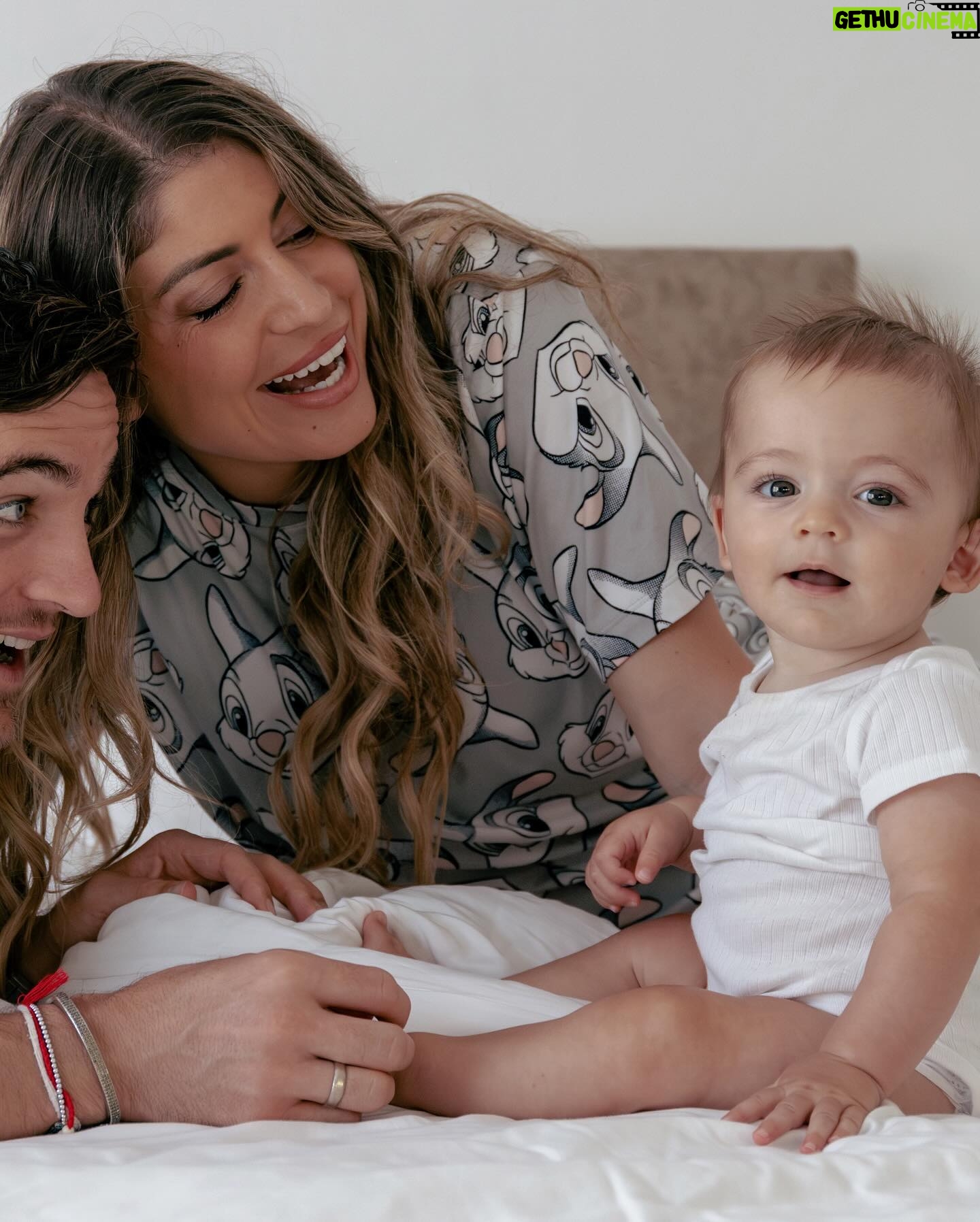 Elsa Dasc - 40.5K Likes - 2025 .. 💞
Cette année sera spéciale
Tu m’appelleras Maman
Tu feras tes premiers pas
Tu me serreras fort contre toi
Tes premiers bisous
…
J’ai si hâte mais pas trop non plus
Cette année je vais dire aurevoir à mon bébé, et voir un petit garçon devenir grand
Je t’aime mon amour 🐰
