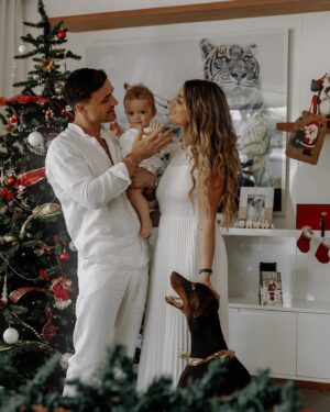 Elsa Dasc Instagram - À notre premier Noël en tant que famille ❤️
Le plus beau cadeau de la vie .. 🥹
Bon réveillon à tous 🫶🏻