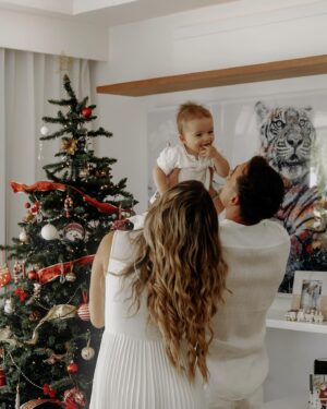 Elsa Dasc Instagram - À notre premier Noël en tant que famille ❤️
Le plus beau cadeau de la vie .. 🥹
Bon réveillon à tous 🫶🏻