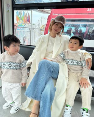 Elva Ni Chen-Xi Instagram - Hello 2025 
Holiday mood is still on 😌
#elvaootd
#holidayseason