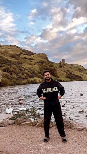 Elvish Yadav Instagram - बाट वो ए देख सके 
जिसकी मोहब्बत सच्ची हो। 

For Non Haryanvi Public- Wait Voi Kar Sakta Hai Jiski Mohabbat Sachi Ho❤️
.
.

#elvishyadav #reels #elvisharmy
