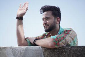 Elvish Yadav Instagram - महफ़िल में बार बार किसी पर नज़र गयी 
हमने बचायी लाख मगर फिर भी उधर गयी 
.
.
.
#elvishyadav #elvisharmy