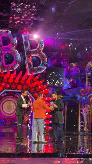 Elvish Yadav Instagram - Thankyou #ElvishArmy, this trophy belongs to you. I just brought it for you all. I am grateful beyond words. ❤️
#ElvishArmy wo hai jo Bigg Boss ka 17 saal ka record tod de !🔥
This trophy is yours. 🏆

Systumm hi hang kardiya #ElvishArmy ne! 🔥
.
.
.
#elvishyadav #biggboss