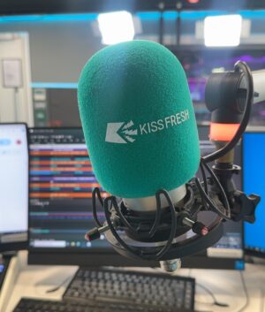 Elz The Witch Instagram - 🎙️ MY NEW RADIO SHOW!! 🎙️ MON-THURS 7-9PM 😎 on @kissfresh 👏🏼 i’ve had the best few years doing my Saturday show but it’s time to take over your evenings!!… 2025 off to a big start already ❤️🎙️