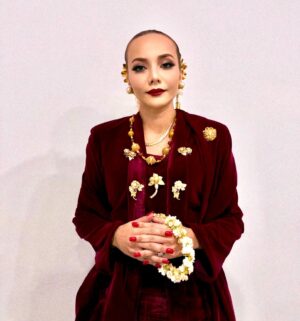 Emelda Rosemila Instagram - Persiapan waktu Maljis Anugerah Festival Filem Malaysia ke 33. Thank you atas jemputan sebagai penyampai anugerah. I had fun on stage walaupun kaki masih injured tak dapat pakai kasut 10 inci hehe.

Thanks to my beloved team siapkan Mel ala ala puteri hehe.
Love korang!♥️♥️♥️

Thanks juga kepada manager and fan ai no syatu @emyliadac 🤩

Jarang-jarang mel berklasik. But sejujurnya mel lebih selesa begini.♥️

Much Love to.

Creative manager @pinography 
Stylist @holyblackrapunzel 
Make up @arymuzamer 
Photographer @itsme_gigy 

For the time and effort u put in! Me laff!!♥️

Cuma tak menang anugerah jer hehe.

#ffm33