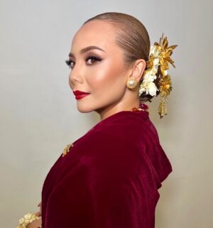 Emelda Rosemila Instagram - Persiapan waktu Maljis Anugerah Festival Filem Malaysia ke 33. Thank you atas jemputan sebagai penyampai anugerah. I had fun on stage walaupun kaki masih injured tak dapat pakai kasut 10 inci hehe.

Thanks to my beloved team siapkan Mel ala ala puteri hehe.
Love korang!♥️♥️♥️

Thanks juga kepada manager and fan ai no syatu @emyliadac 🤩

Jarang-jarang mel berklasik. But sejujurnya mel lebih selesa begini.♥️

Much Love to.

Creative manager @pinography 
Stylist @holyblackrapunzel 
Make up @arymuzamer 
Photographer @itsme_gigy 

For the time and effort u put in! Me laff!!♥️

Cuma tak menang anugerah jer hehe.

#ffm33