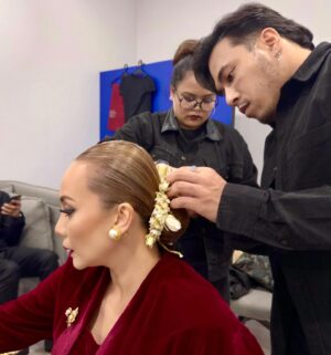 Emelda Rosemila Instagram - Persiapan waktu Maljis Anugerah Festival Filem Malaysia ke 33. Thank you atas jemputan sebagai penyampai anugerah. I had fun on stage walaupun kaki masih injured tak dapat pakai kasut 10 inci hehe.

Thanks to my beloved team siapkan Mel ala ala puteri hehe.
Love korang!♥️♥️♥️

Thanks juga kepada manager and fan ai no syatu @emyliadac 🤩

Jarang-jarang mel berklasik. But sejujurnya mel lebih selesa begini.♥️

Much Love to.

Creative manager @pinography 
Stylist @holyblackrapunzel 
Make up @arymuzamer 
Photographer @itsme_gigy 

For the time and effort u put in! Me laff!!♥️

Cuma tak menang anugerah jer hehe.

#ffm33