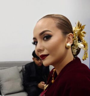 Emelda Rosemila Instagram - Persiapan waktu Maljis Anugerah Festival Filem Malaysia ke 33. Thank you atas jemputan sebagai penyampai anugerah. I had fun on stage walaupun kaki masih injured tak dapat pakai kasut 10 inci hehe.

Thanks to my beloved team siapkan Mel ala ala puteri hehe.
Love korang!♥️♥️♥️

Thanks juga kepada manager and fan ai no syatu @emyliadac 🤩

Jarang-jarang mel berklasik. But sejujurnya mel lebih selesa begini.♥️

Much Love to.

Creative manager @pinography 
Stylist @holyblackrapunzel 
Make up @arymuzamer 
Photographer @itsme_gigy 

For the time and effort u put in! Me laff!!♥️

Cuma tak menang anugerah jer hehe.

#ffm33