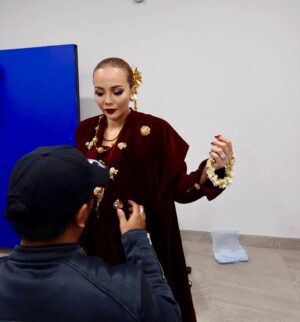 Emelda Rosemila Instagram - Persiapan waktu Maljis Anugerah Festival Filem Malaysia ke 33. Thank you atas jemputan sebagai penyampai anugerah. I had fun on stage walaupun kaki masih injured tak dapat pakai kasut 10 inci hehe.

Thanks to my beloved team siapkan Mel ala ala puteri hehe.
Love korang!♥️♥️♥️

Thanks juga kepada manager and fan ai no syatu @emyliadac 🤩

Jarang-jarang mel berklasik. But sejujurnya mel lebih selesa begini.♥️

Much Love to.

Creative manager @pinography 
Stylist @holyblackrapunzel 
Make up @arymuzamer 
Photographer @itsme_gigy 

For the time and effort u put in! Me laff!!♥️

Cuma tak menang anugerah jer hehe.

#ffm33