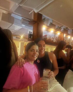 Emilia Ceballos Instagram - Mi Hermana hermosa @doras_ceballos se encuentra de cumpleaños 🎂 
Me siento tan feliz de tenerte en mi vida !

Eres ejemplo de vida , fortaleza, amor incondicional , transformación y evolución !
Te amo ❤️ mucho mi #cochorro !
Eres demasiado para mí !
El universo cargado de ángeles 👼 está contigo !
Celebra la vida !

Pd : cuando les digo que es hermosa 😍! Es indiscutible !

Pd2: cochorro es una palabra poderosa para las dos jajaja oh si !