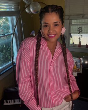 Emilia Ceballos Instagram - Yo celebro todo el mes !

Hoy celebro otro año siendo radiante, feliz, hermosa y más activa que el Wi-Fi del vecino! Gracias a todos por tanto amor; estoy tan llena de vida que hasta el sol me envidia. ¡A brindar por este cuerpazo que sigue cumpliendo años con estilo!

Pd : si son 39 años !
Y no no tengo cirugías !
Y si parezco de 25 !
Y si es genética !
Pero también amor 😻! Mucho amor !😅😅😅😅

Eso si ! Me cuido mucho la piel ! Luego les cuento el secreto 🤫