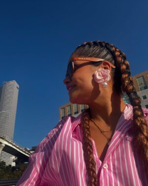 Emilia Ceballos Instagram - Yo celebro todo el mes !

Hoy celebro otro año siendo radiante, feliz, hermosa y más activa que el Wi-Fi del vecino! Gracias a todos por tanto amor; estoy tan llena de vida que hasta el sol me envidia. ¡A brindar por este cuerpazo que sigue cumpliendo años con estilo!

Pd : si son 39 años !
Y no no tengo cirugías !
Y si parezco de 25 !
Y si es genética !
Pero también amor 😻! Mucho amor !😅😅😅😅

Eso si ! Me cuido mucho la piel ! Luego les cuento el secreto 🤫